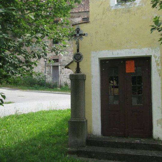 Kříž u kaple ve Střele
