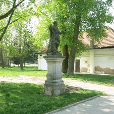 Sousoší svatých Šimona a Judy vpravo u fary v Bezně