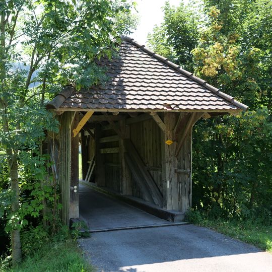 Gedeckte Holzbrücke über den Zungbach