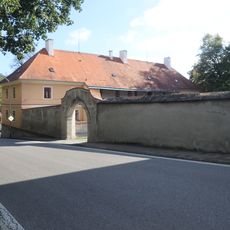 Zeď areálu manufaktury (bývalého kláštera) v Náměšti nad Oslavou