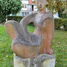 Socha u domu s pečovatelskou službou