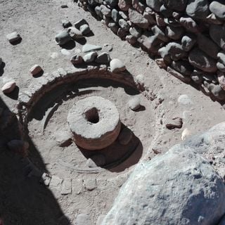 Restos del molino hidráulico, hornos de fundición, muros,acequias, túnel y todos los elementos prehispánicos que circundan las bóvedas de Uspallata
