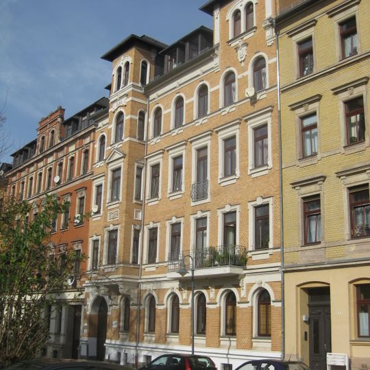 Mietshaus in geschlossener Bebauung Pestalozzistraße 5