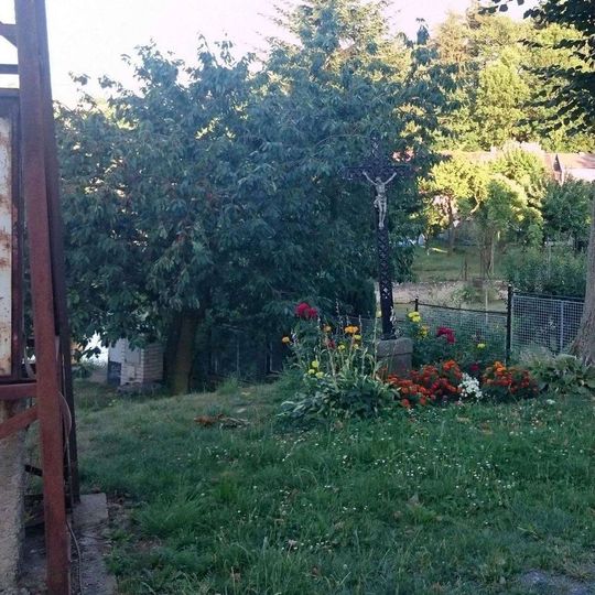 Kříž u kostela v Bystřici