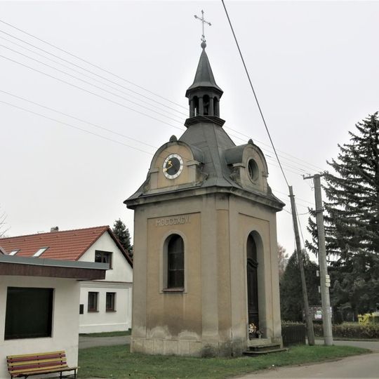 Kaple na návsi v Kostomlátkách