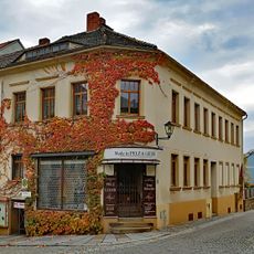 Wohnhaus in geschlossener Bebauung und Ecklage Elstraer Straße 1