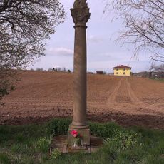 Boží muka se sochou Panny Marie
