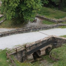 Most cesty na nádvoří hradu Velhartice