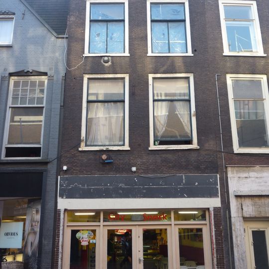 Pand met gevel met console kroonlijst, moderne winkelpui