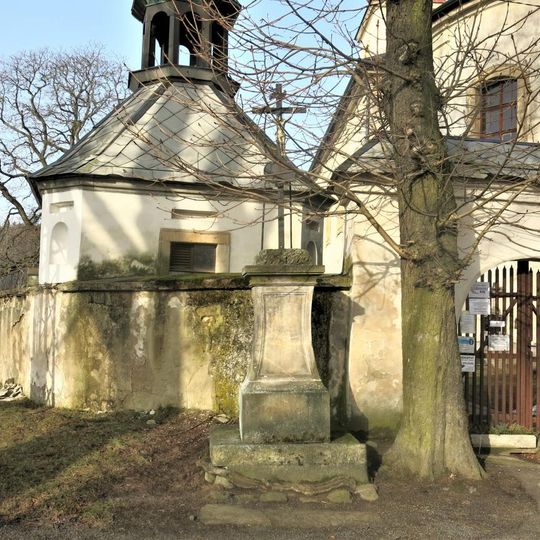 Kříž u kostela ve Zdislavě