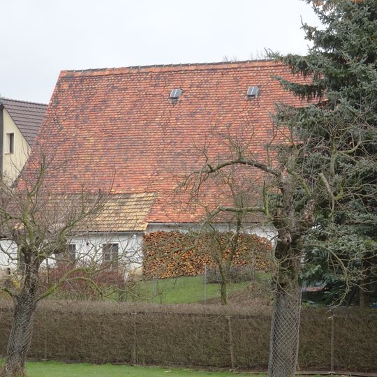 Seitengebäude mit Oberlaube, Seitengebäude sowie Scheune eines Bauernhofes Noßwitzer Hauptstraße 26