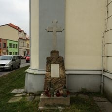 Kříž u kostela svatých Petra a Pavla v Říčanech