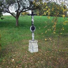 Kříž v Chotěmicích u cesty do Záluží