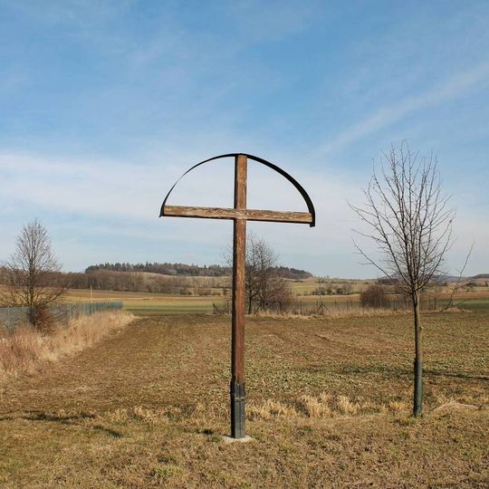 Dřevěný kříž v Horní Libině u hlavní silnice