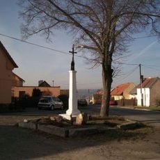 Kříž v Bukové na křižovatce
