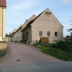 Westliches Wohnhaus, östliche Scheune und nördliches Seitengebäude eines Bauernhofes Mittelbacher Straße 26, 26d
