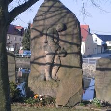 Denkmal für die Gefallenen des Ersten und Zweiten Weltkrieges Bergstraße 6 (gegenüber)