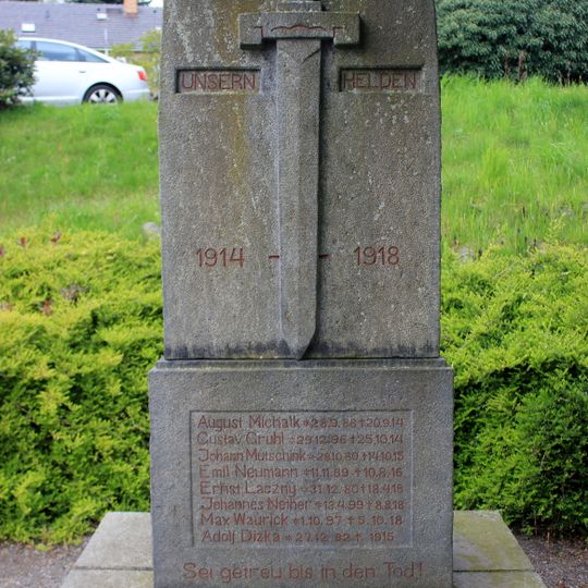 Denkmal für die Gefallenen des Ersten Weltkrieges neben Berge 4