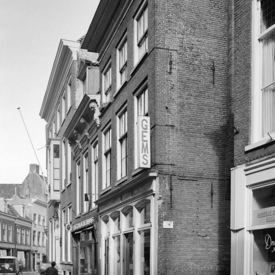 Pand met twee verdiepingen en forse kroonlijst