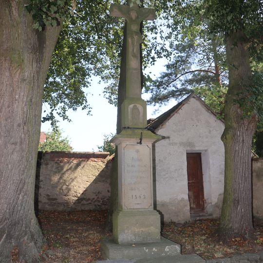 Kříž u kostela sv. Jana Křtitele v Lipníku