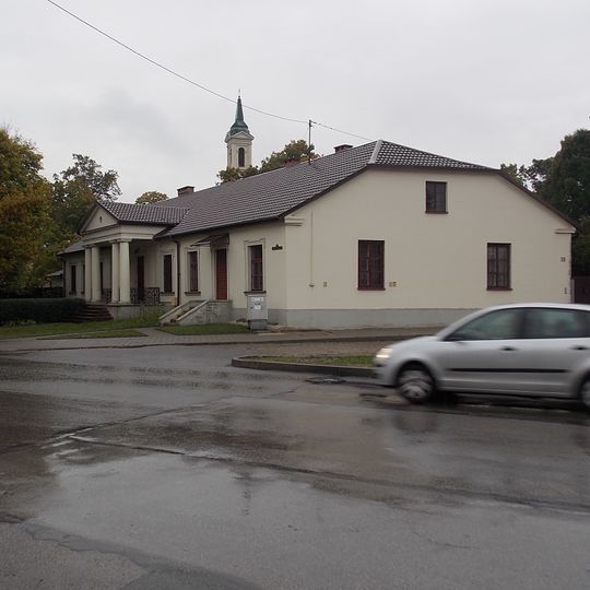 Dworek, obecnie biblioteka