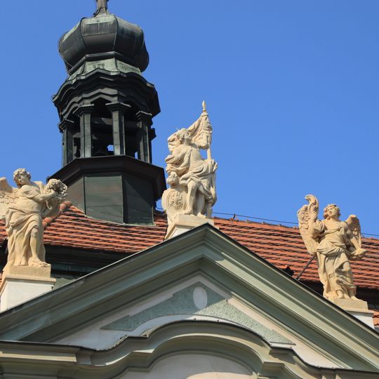 Sochy svatého Václava a andělů na štítě zámku v Ďáblicích