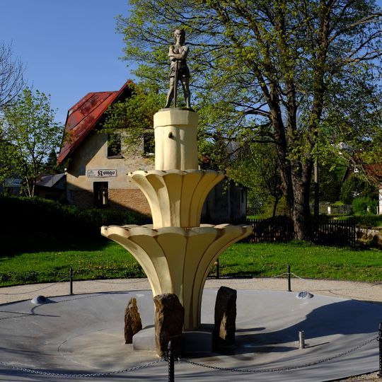 Kašna se sochou Siegfrieda v parku v Perninku