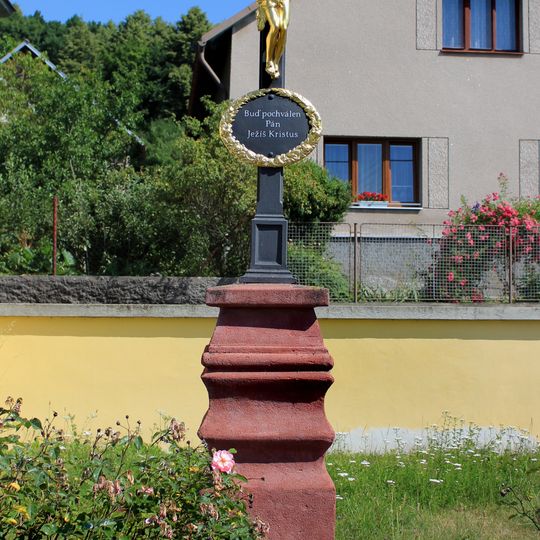 Kříž u kaple v Býkovicích