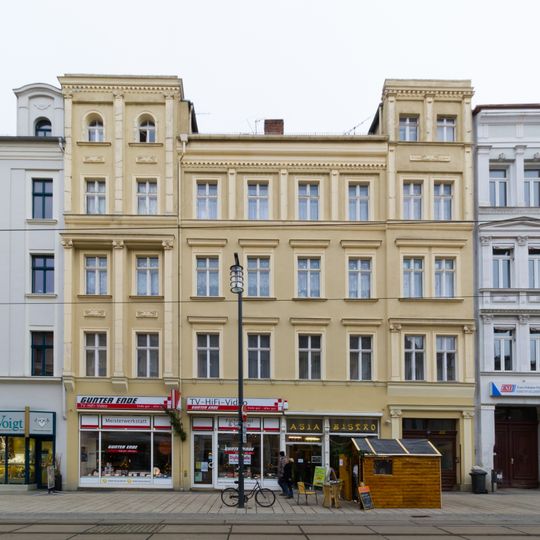 Mietshaus mit Läden in geschlossener Bebauung Berliner Straße 16