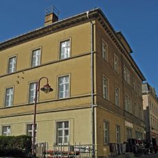 Postgebäude in offener Bebauung mit Rückgebäude Poststraße 5