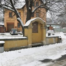 Výklenková kaplička na návsi v Litochovicích nad Labem