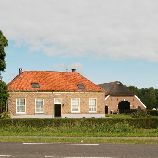 Bingerden: stalgebouw rechts van boerderij kroonestein gelegen