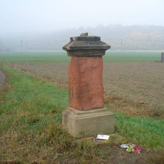 Podstavec ulomeného kříže na rozcestí u domu 2384 v Žatci