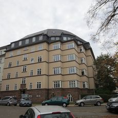 Wohnanlage, bestehend aus drei Mietshäusern (mit Leonhardtstraße 31), mit Vorgarten Erich-Mühsam-Straße 36; 36a