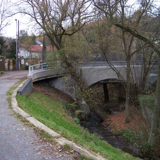 Most ulice K Dubovému mlýnu přes Šárecký potok