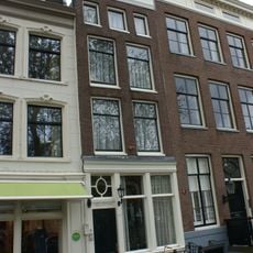 Pand met gevel onder gesneden rechte lijst met leeuwekop aan de hijsbalk