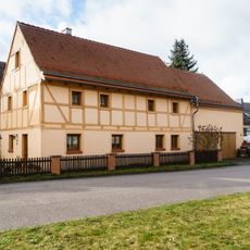 Ehemaliges Schulgebäude mit Wirtschaftsanbau Im Rundling 9