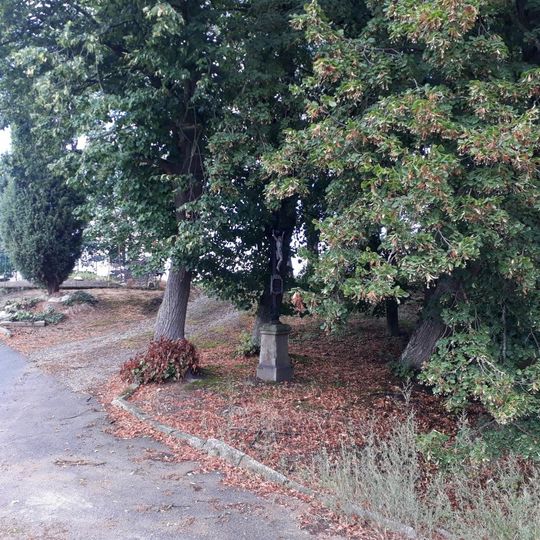 Kříž v Hlavatcích u rozcestí