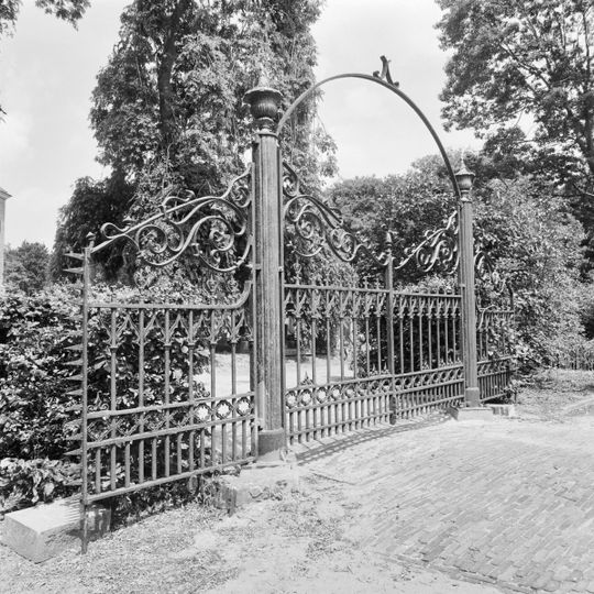 Hervormde kerk, twee toegangshekken