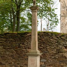 Socha před kostelem v Křivcích