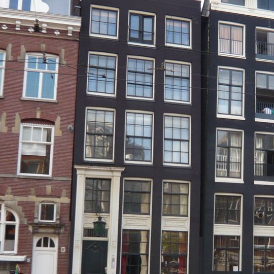 Pand met gevel onder rechte lijst