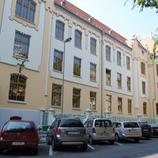 Gymnázium a oplotenie s brán. , oplotenie s bránami