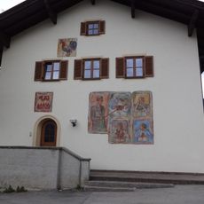 Volksschule mit Wandmalerei