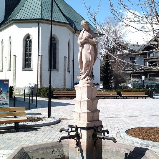 Brunnen mit Maria Immaculata