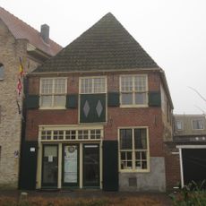 Pand met vier kruiskozijen en voor afgeschuind zadeldak