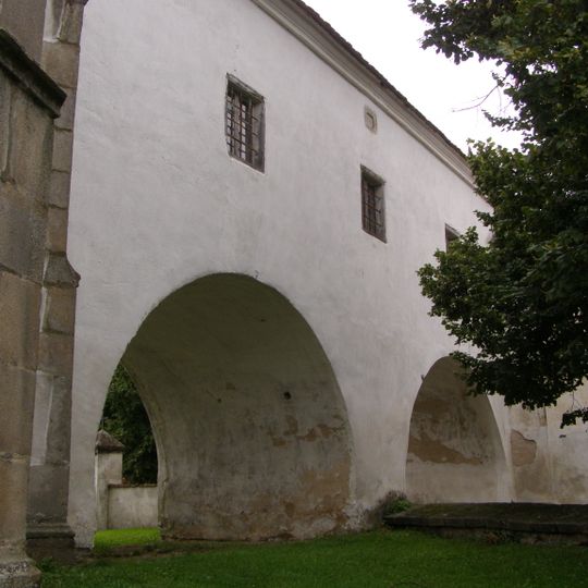 Mostní přechod mezi kostelem a farou v Cizkrajově