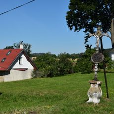 Kříž u kaple v Psárově