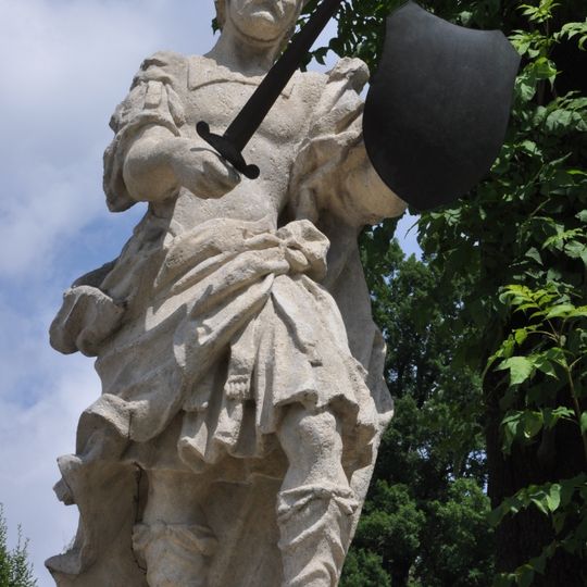 Socha vojáka vlevo na bráně zámku v Třešti