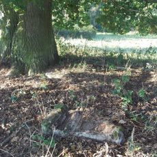 Kříž u lípy v údolí potoka Pivoňka u Ohnišťovic