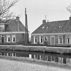 Pand met voorgoot op klosjes onder schilddak met hoekschoorstenen (vormt een geheel met nr. 14)